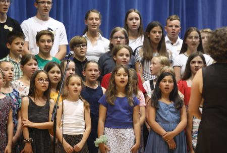 PRIREDITEV OB DNEVU DRŽAVNOSTI IN ZAKLJUČKU ŠOLSKEGA LETA 40 FOTO LJUBO VUKELIČ